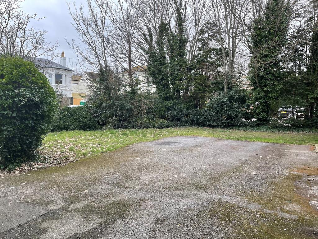 Lot: 46 - THREE FLATS PLUS GARAGE -